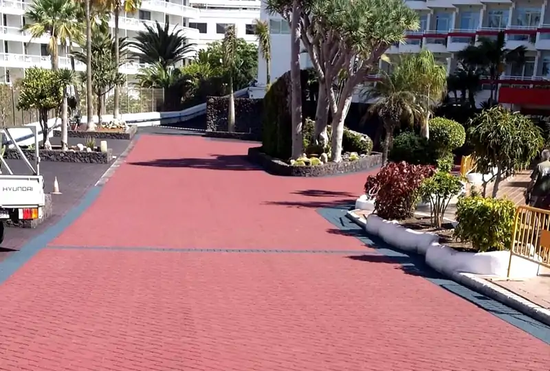 Calle peatonal con pavimentación asfaltica impresa