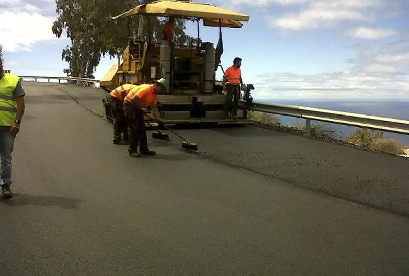 Maquinaria asfaltadondo carretera en Tenerife